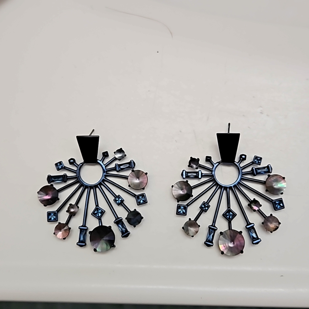 AUTHENTIC KENDRA SCOTT BEAUTIFUL EARRINGS. Brand new!